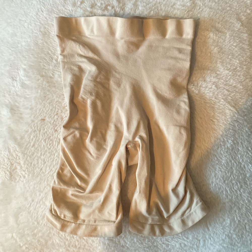 SKIMS SEAMLESS SCULPT MID THIGH SHORT | SAND